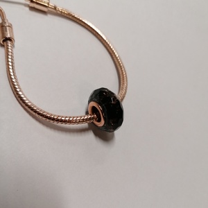 Pandora stílusú fazettált charm fekete rosé gold fóliával rosé arany színű gyöngy belsővel - ékszer - karkötő - charm karkötő - Meska.hu