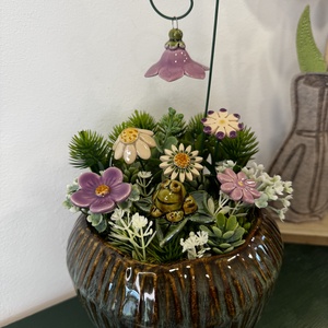 Kerámia virágos asztaldísz békával � egyedi, kézzel készült dekoráció - otthon & életmód - dekoráció - asztal és polc dekoráció - asztaldísz - Meska.hu