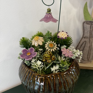 Kerámia virágos asztaldísz békával � egyedi, kézzel készült dekoráció - otthon & életmód - dekoráció - asztal és polc dekoráció - asztaldísz - Meska.hu