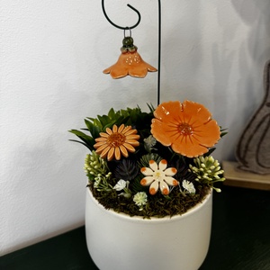 Kerámia virágos asztaldísz � barackos árnyalatú, egyedi kézműves dekoráció - Meska.hu