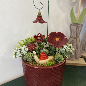 Kerámia virágos asztaldísz csigával � bordó árnyalatú, egyedi kézműves dekoráció - Meska.hu