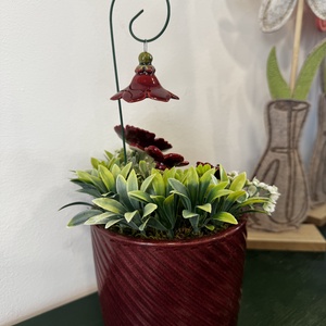 Kerámia virágos asztaldísz csigával � bordó árnyalatú, egyedi kézműves dekoráció - otthon & életmód - dekoráció - asztal és polc dekoráció - asztaldísz - Meska.hu