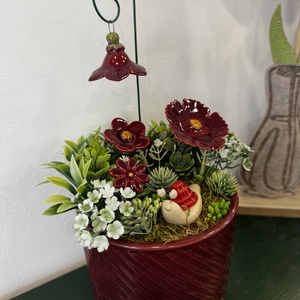 Kerámia virágos asztaldísz csigával � bordó árnyalatú, egyedi kézműves dekoráció - otthon & életmód - dekoráció - asztal és polc dekoráció - asztaldísz - Meska.hu