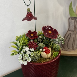 Kerámia virágos asztaldísz csigával � bordó árnyalatú, egyedi kézműves dekoráció - otthon & életmód - dekoráció - asztal és polc dekoráció - asztaldísz - Meska.hu