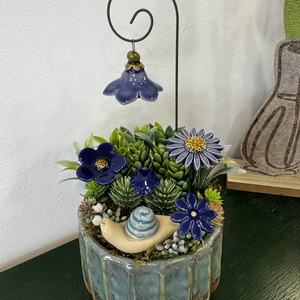 Kerámia virágos asztaldísz csigával � kék árnyalatú, egyedi kézműves dekoráció - otthon & életmód - dekoráció - asztal és polc dekoráció - asztaldísz - Meska.hu