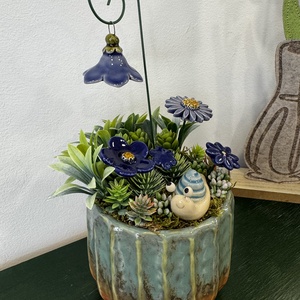 Kerámia virágos asztaldísz csigával � kék árnyalatú, egyedi kézműves dekoráció - otthon & életmód - dekoráció - asztal és polc dekoráció - asztaldísz - Meska.hu