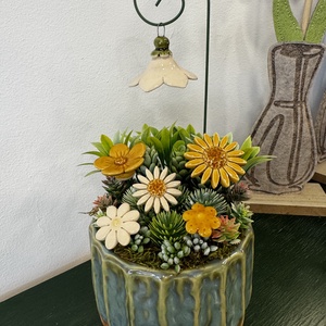 Kerámia virágos asztaldísz � sárga-barackos árnyalatú, egyedi kézműves dekoráció - Meska.hu