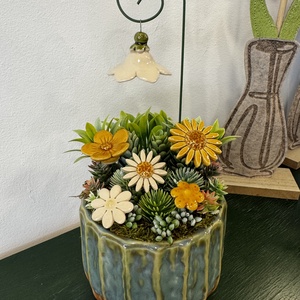 Kerámia virágos asztaldísz � sárga-barackos árnyalatú, egyedi kézműves dekoráció - otthon & életmód - dekoráció - asztal és polc dekoráció - asztaldísz - Meska.hu