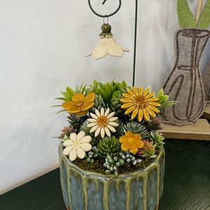 Kerámia virágos asztaldísz � sárga-barackos árnyalatú, egyedi kézműves dekoráció - otthon & életmód - dekoráció - asztal és polc dekoráció - asztaldísz - Meska.hu