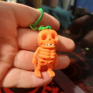 Halloweeni tök-csontváz kulcstartó színes fém kulcskarikával - táska & tok - kulcstartó & táskadísz - kulcstartó - Meska.hu