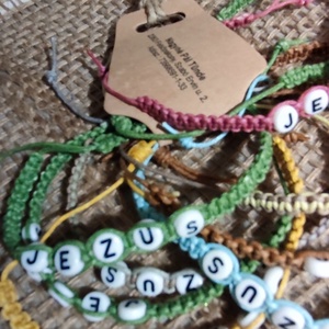Jézus betűs makrame karkötők  - ékszer - karkötő - névre szóló karkötő - Meska.hu