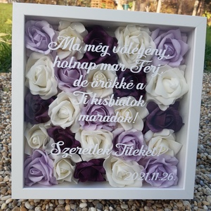 Szülőköszöntő rózsabox képkeretben egyedi felirattal lila-fehér, Otthon & Lakás, Dekoráció, Kép & Falikép, Képkeret, Virágkötés, MESKA