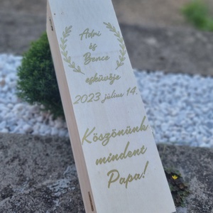 Egyedi natúr bortartó fadoboz indával, szülőköszöntő apáknak, papáknak - esküvő - emlék & ajándék - szülőköszöntő ajándék - Meska.hu