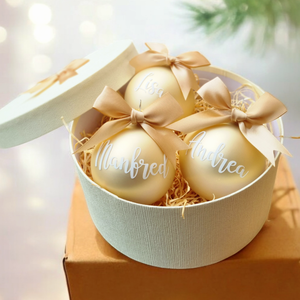 3db bézs névre szóló üveggömb karácsonyfadísz szett 8cm egyedi felirattal, családi csomag, gömbbox - karácsony - karácsonyi lakásdekoráció - karácsonyfadíszek - Meska.hu