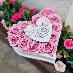 Szülőköszöntő szív virágdoboz örömanyáknak nagymamáknak esküvőre, Esküvő, Emlék & Ajándék, Szülőköszöntő ajándék, Virágkötés, MESKA