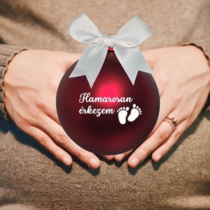 HAMAROSAN ÉRKEZEM KARÁCSONYI ÜVEGGÖMB PIROS 8 cm (807gomb), Karácsony, Karácsonyi lakásdekoráció, Karácsonyfadíszek, Decoupage, transzfer és szalvétatechnika, MESKA