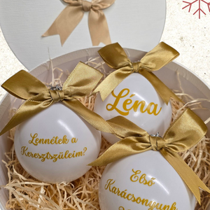 3db fehér 8cm üveggömb névvel feliratozva, Karácsony, Karácsonyi lakásdekoráció, Karácsonyfadíszek, Decoupage, transzfer és szalvétatechnika, MESKA