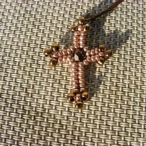 Kis gyöngy kereszt - pezsgő- bronz - ékszer - nyaklánc - medálos nyaklánc - Meska.hu