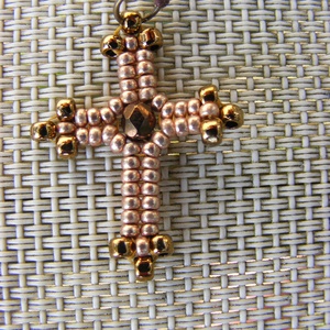 Kis gyöngy kereszt - pezsgő- bronz, Ékszer, Nyaklánc, Medálos nyaklánc, Gyöngyfűzés, gyöngyhímzés, Ékszerkészítés, MESKA