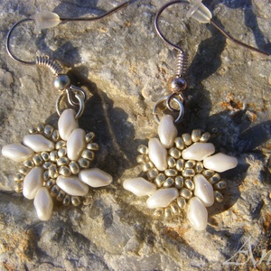 Forgórózsa - fehér-ezüst gyöngyfülbevaló - Meska.hu