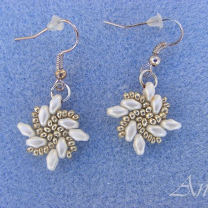 Forgórózsa - fehér-ezüst gyöngyfülbevaló - ékszer - fülbevaló - lógó fülbevaló - Meska.hu