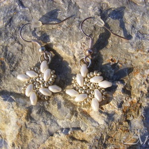 Forgórózsa - fehér-ezüst gyöngyfülbevaló - ékszer - fülbevaló - lógó fülbevaló - Meska.hu