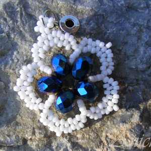 Vizililiom - kék- fehér gyöngy medál - ékszer - nyaklánc - medál - Meska.hu