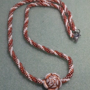 Pünkösdi rózsa - gyöngynyaklánc, Ékszer, Nyaklánc, Gyöngyös nyaklánc, Gyöngyfűzés, gyöngyhímzés, MESKA