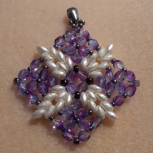 Négyszirmú virág - gyöngymedál - ékszer - nyaklánc - medál - Meska.hu