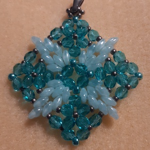 Négyszirmú virág - gyöngymedál - ékszer - nyaklánc - medál - Meska.hu