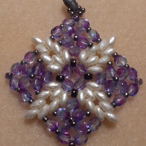 Négyszirmú virág - gyöngymedál - Meska.hu