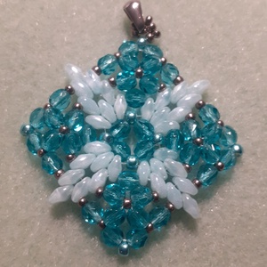 Négyszirmú virág - gyöngymedál - ékszer - nyaklánc - medál - Meska.hu