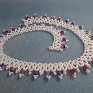 Csiperke fehér, lila színű népi gyöngy nyaklánc, Ékszer, Nyaklánc, Gyöngyös nyaklánc, Ékszerkészítés, Gyöngyfűzés, gyöngyhímzés, MESKA