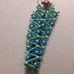 Csupa virág - gyöngykarkötő, Ékszer, Karkötő, Gyöngyös karkötő, Gyöngyfűzés, gyöngyhímzés, Ékszerkészítés, Tarka viárgok kavalkádja ez a karkötő, zöld számron - alapon sok-sok színes virág. Vidám, tavaszt i..., MESKA