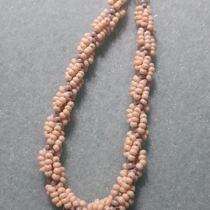 Bézs csavar - gyöngykarkötő - Meska.hu