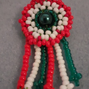 Gyöngykokárda - klasszikus - ékszer - kitűző és bross - Meska.hu