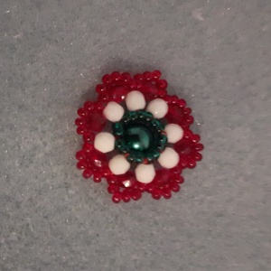 Gyöngykokárda - 4. - ékszer - kitűző és bross - Meska.hu