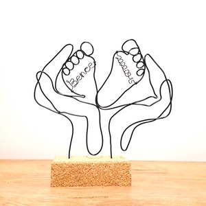 Lábacskák - drótból készült dekoráció személyre szabva egyedi névvel és dátummal - Babalátogató, Babaköszöntő ajándék - otthon & életmód - babaszoba, gyerekszoba - babaszoba dekoráció - Meska.hu