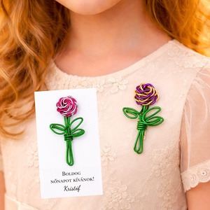 Egyedi, virágos kitűzők drótból - Praktikus nőnapi ajándék kislányoknak, hölgyeknek, tanároknak - Boldog nőnapot! , Ékszer, Kitűző és Bross, , MESKA