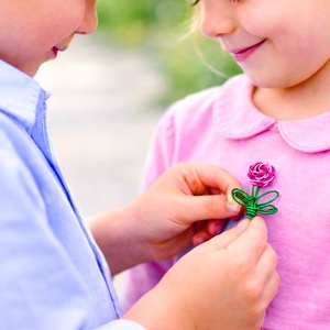 Egyedi, virágos kitűzők drótból - Praktikus nőnapi ajándék kislányoknak, hölgyeknek, tanároknak - Boldog nőnapot!  - ékszer - kitűző és bross - Meska.hu