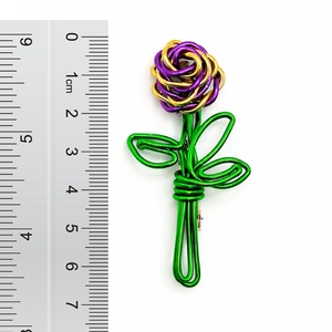 Egyedi, virágos kitűzők drótból - Praktikus nőnapi ajándék kislányoknak, hölgyeknek, tanároknak - Boldog nőnapot!  - ékszer - kitűző és bross - Meska.hu