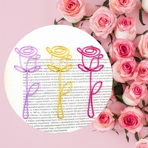 Színes, virágos könyvjelzők drótból - hölgyeknek, kislányoknak, ovisoknak- Nőnapra szeretettel - Tulipán, rózsa - könyv & zene - könyvjelző - Meska.hu