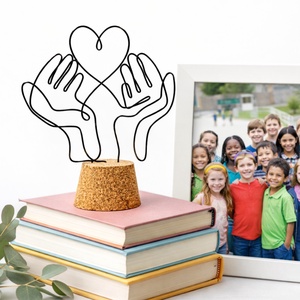 Ballagási búcsúajándék tanároknak, pedagógusoknak, óvónőknek � Szívet tartó kezek drótból - Pedagógusnapra, tanévzáróra - otthon & életmód - dekoráció - asztal és polc dekoráció - asztaldísz - Meska.hu