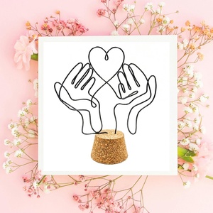 Ballagási búcsúajándék tanároknak, pedagógusoknak, óvónőknek � Szívet tartó kezek drótból - Pedagógusnapra, tanévzáróra - otthon & életmód - dekoráció - asztal és polc dekoráció - asztaldísz - Meska.hu