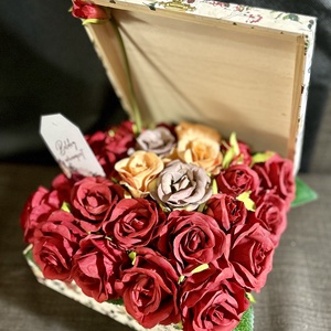 Rózsák díszdobozban - otthon & életmód - dekoráció - virágdísz és tartó - csokor & virágdísz - Meska.hu