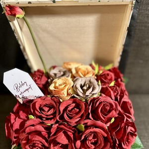 Rózsák díszdobozban - otthon & életmód - dekoráció - virágdísz és tartó - csokor & virágdísz - Meska.hu