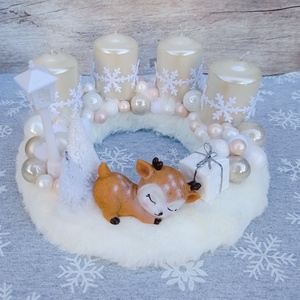 Krém adventi koszorú alvó Bambival, szőrmés alapon - Meska.hu