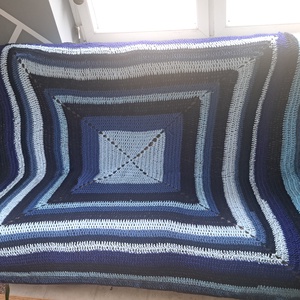 Horgolt négyzet alakú takaró - Meska.hu