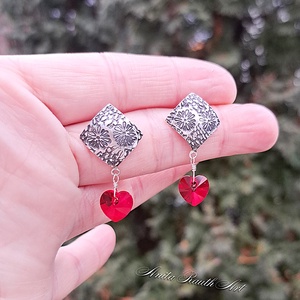 Virág mintás ezüst fülbevalók vörös Swarovski szívekkel, Ékszer, Fülbevaló, Lógó fülbevaló, Ékszerkészítés, Ötvös, MESKA