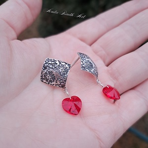 Virág mintás ezüst fülbevalók vörös Swarovski szívekkel - ékszer - fülbevaló - lógó fülbevaló - Meska.hu